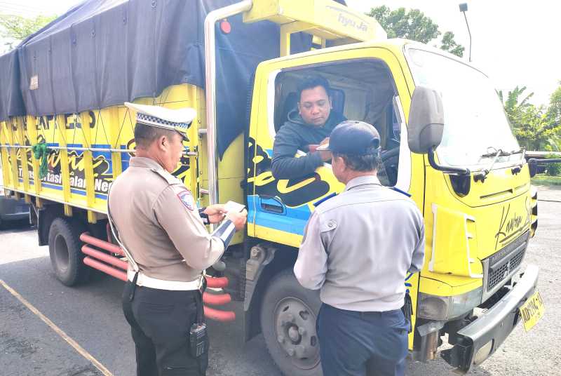DIPERKETAT : Petugas melakukan pemeriksaan kendaraan saat operasi didepan terminal umum negara. Foto:M.Basir)