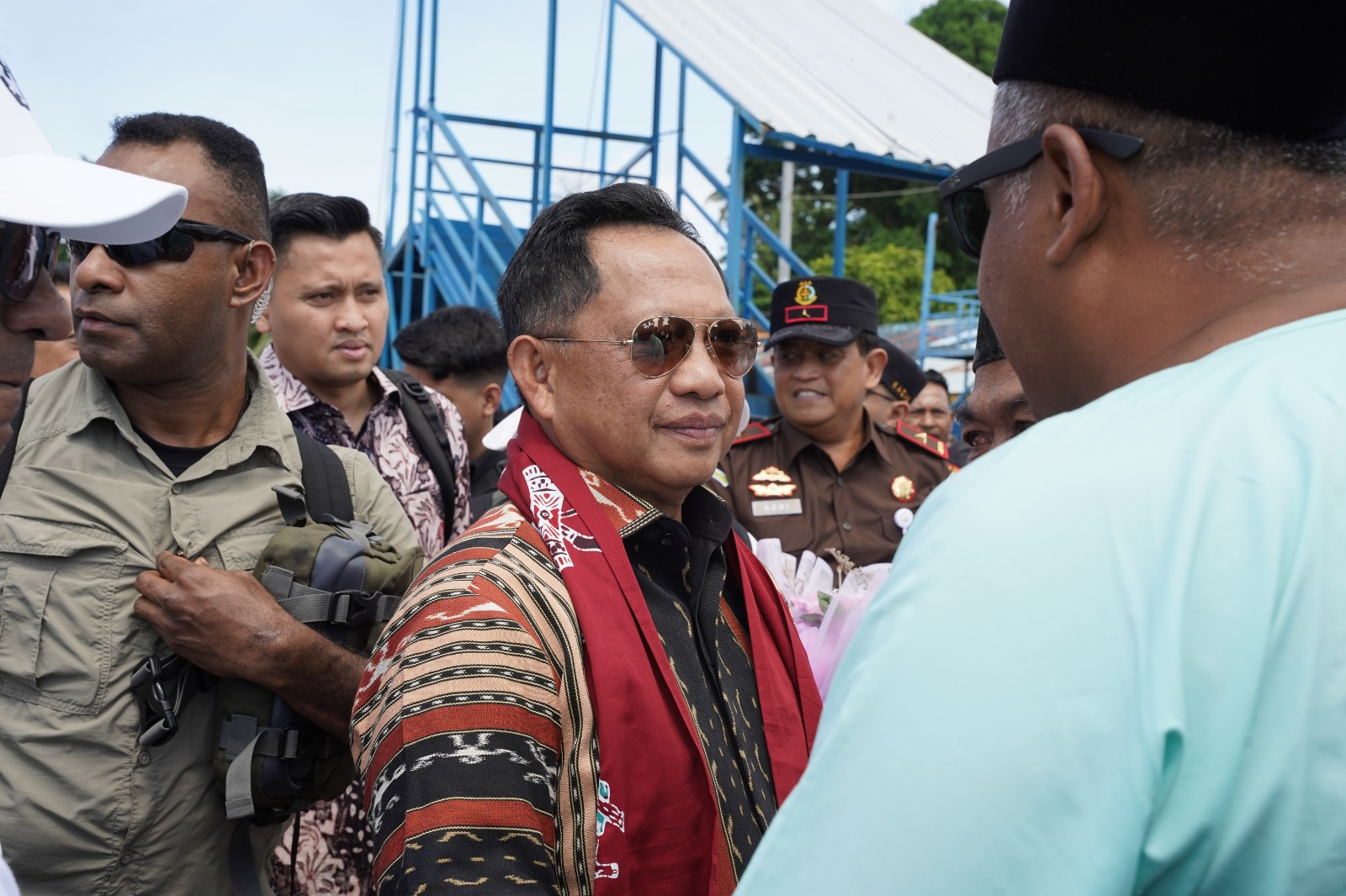 Mendagri Tito Karnavian disambut hangat oleh warga saat melakukan kunjungan kerja ke Banda Neira, Kabupaten Maluku Tengah, Maluku, Selasa (25/11/2025)
