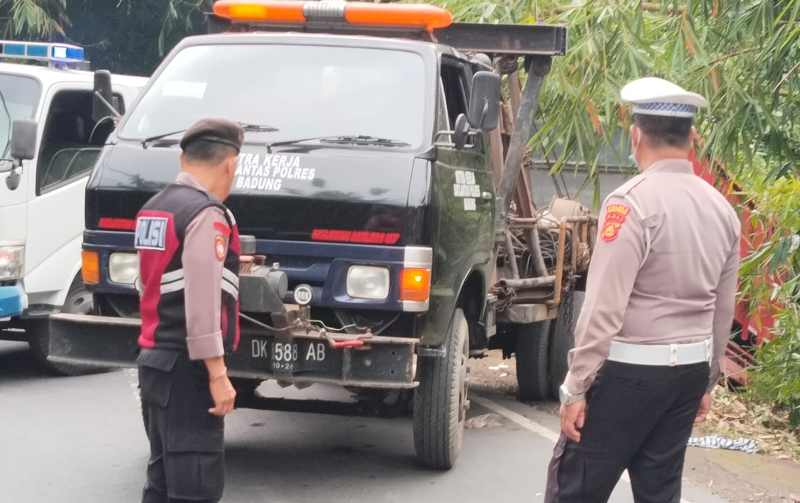MASUK JURANG : Evakuasi truk yang terperosok ke jurang di wilayah Desa Amerta Bhuana, Kecamatan Selat.