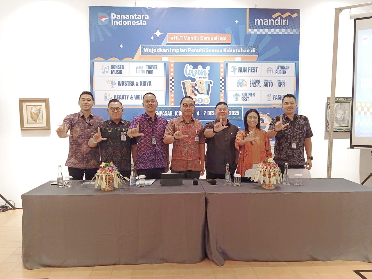 Alexander Jonathan Patty Regional CEO Bank Mandiri Region XI Bali dan Nusa Tenggara (tengah, berkacamata), saat Pers Conference di Denpasar, Kamis (27/11/2025).
