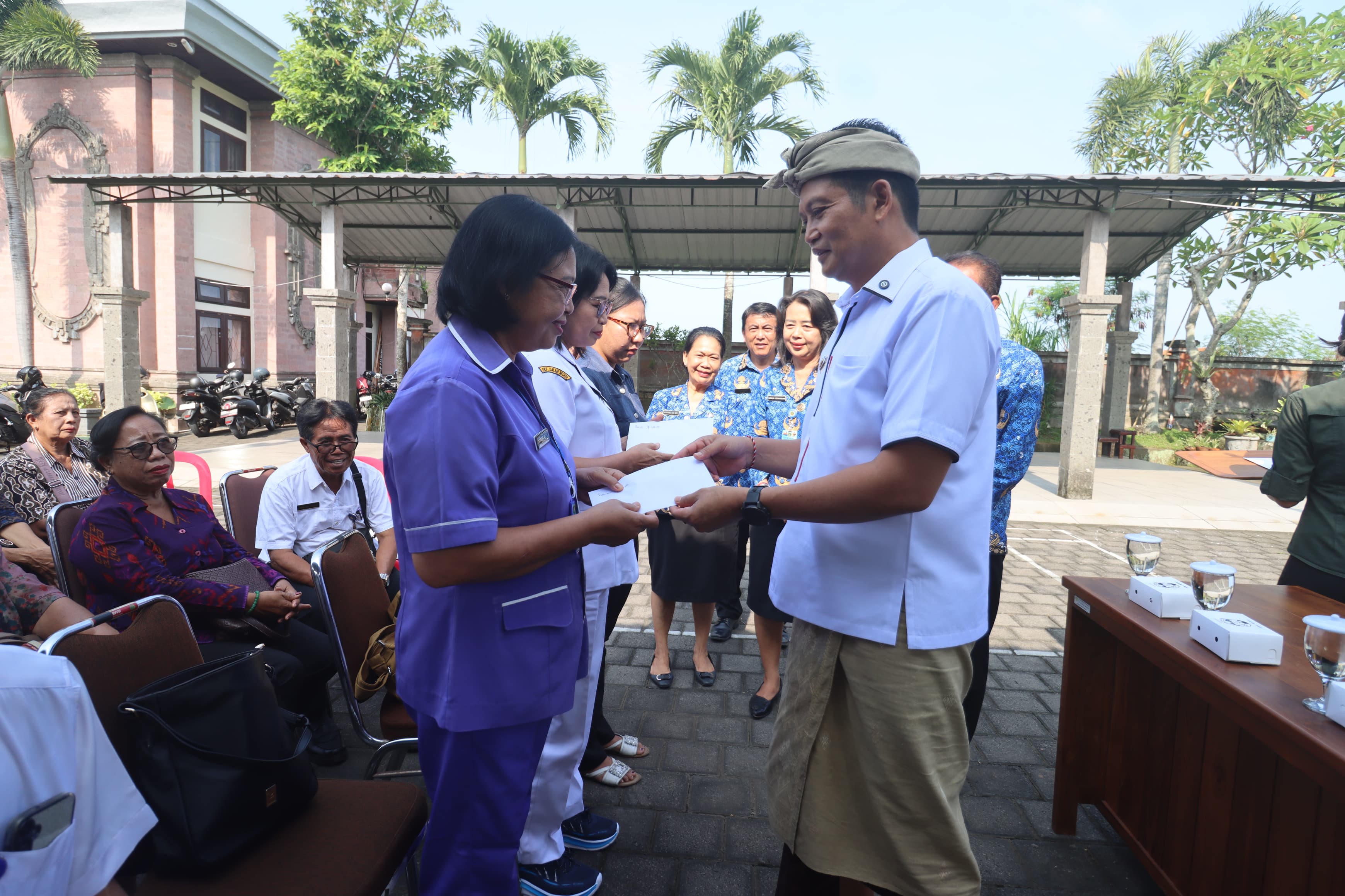 Bupati Jembrana I Made Kembang Hartawan menyerahkan santunan dalam rangka HUT KORPRI ke-54 dan HUT PGRI ke-80.