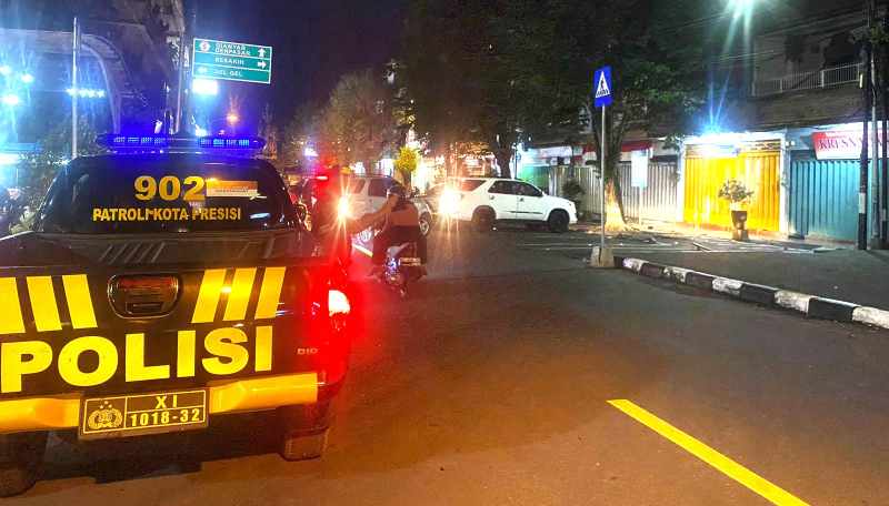 PANTAU LANGSUNG: Aparat Satlantas Polres Klungkung saat melakukan patroli di sekitar Jalan Diponegoro. (Foto: Humas Polres Klungkung)