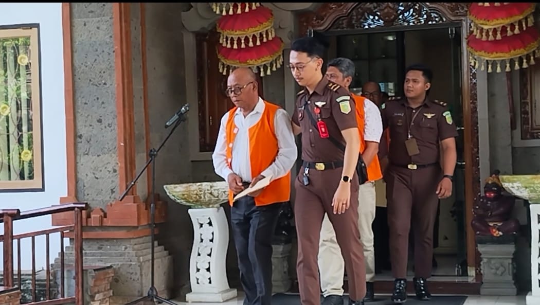 JADI PESAKITAN: Tiga terdakwa kasus korupsi pengadaan beras bagi ASN Tabanan. Mereka didakwa merugikan negara Rp 1,8 miliar.