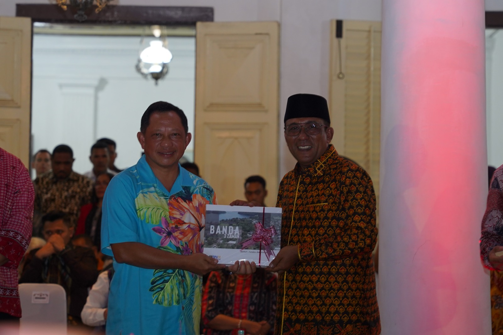 Tito saat memberi sambutan pada acara Banda Heritage Festival di Istana Mini, Banda Neira, Rabu (26/11/2025).