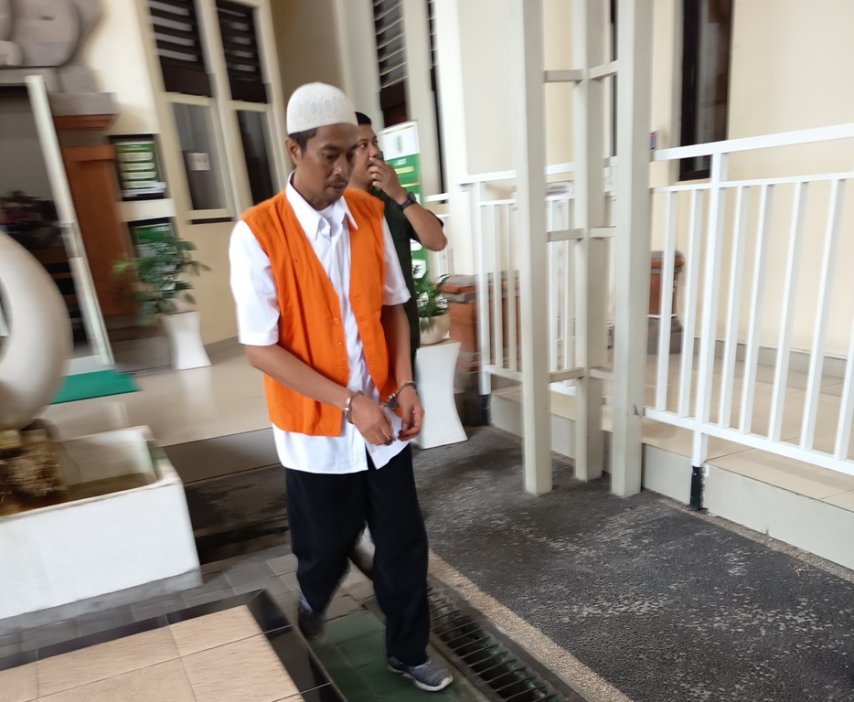 SEPERTI LINGLUNG: Agus Soleh usai menjalani sidang di PN Denpasar, Kamis (27/11).