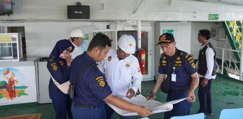 CEK SATU PER SATU : Tim pemeriksa KUPP Gilimanuk memeriksa sekoci, sebagai salah satu alat keselamatan kapal. (foto: KUPP Gilimanuk)
