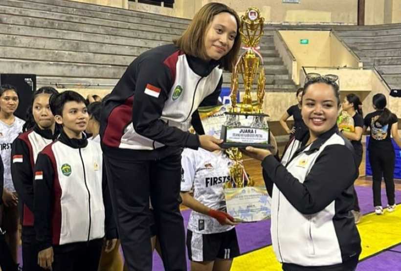 KALTIM JUARA UMUM : Tim Putri Kaltim terima trofi dan piagam penghargaan usai sabet juara nomor super five. (Foto: Kabaddi Badung untuk Radar Bali)