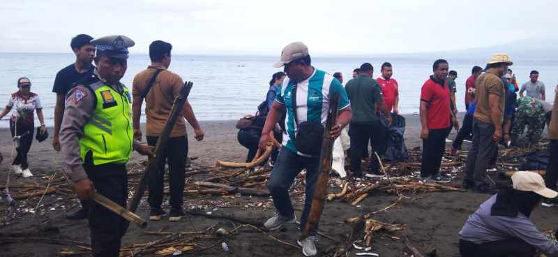 BERSIH-BERSIH PANTAI: Acara gotong royong bersihkan sampah di Pantai Sumbersari . (foto:dok.Subanda)
