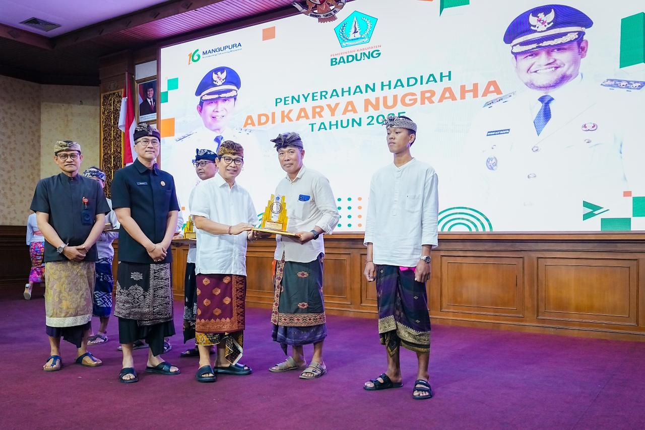 Bupati Wayan Adi Arnawa menyerahkan hadiah Mangupura Award, Badung Festival Inovasi & Adi Karya Nugraha Tahun 2025 serta peluncuran Badung BRILIAN di Ruang Kertha Gosana, Puspem Badung, Kamis (27/11).