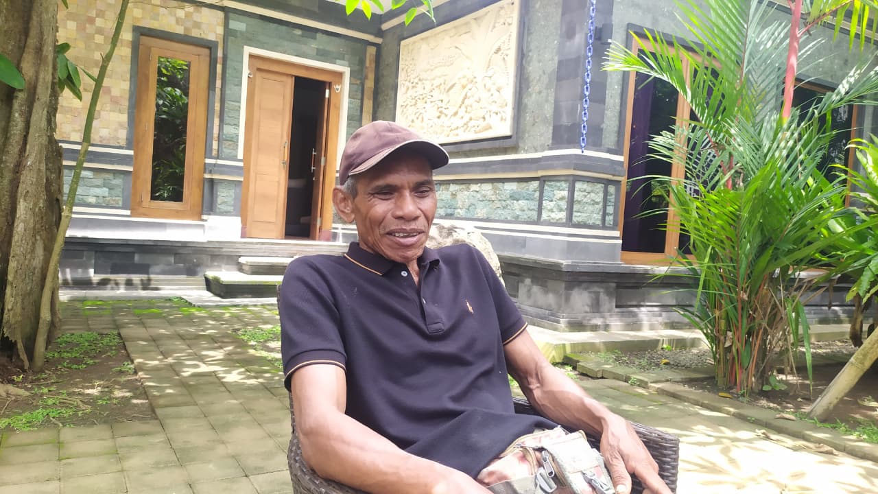 BERKAH MBG: Petani Jembrana I Ketut Rata. Hasil panennya lebih cepat terserap karena banyak dapur MBG yang membeli secara rutin. (M. Basir/Radar Bali)