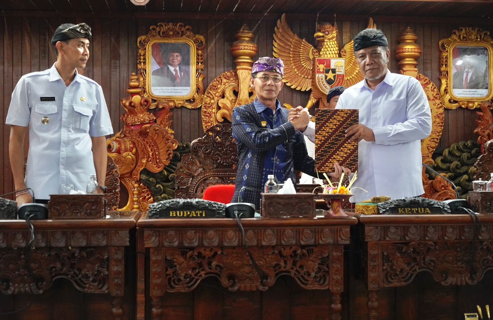 Bupati I Made Satria (tengah) bersama Wabup Tjokorda Gde Surya Putra (kiri) dan Pimpinan DPRD Klungkung di Ruang Sidang Sabha Nawa Natya Kantor DPRD Kabupaten Klungkung, Kamis (27/11/2025).