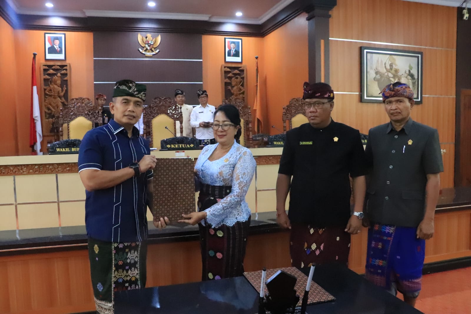 Ketua DPRD Jembrana Ni Made Sri Sutharmi, didampingi para wakil ketua DPRD dan Wakil Bupati Jembrana I Gede Ngurah Patriana Krisna (kiri) mewakili Bupati (27/11/2025).