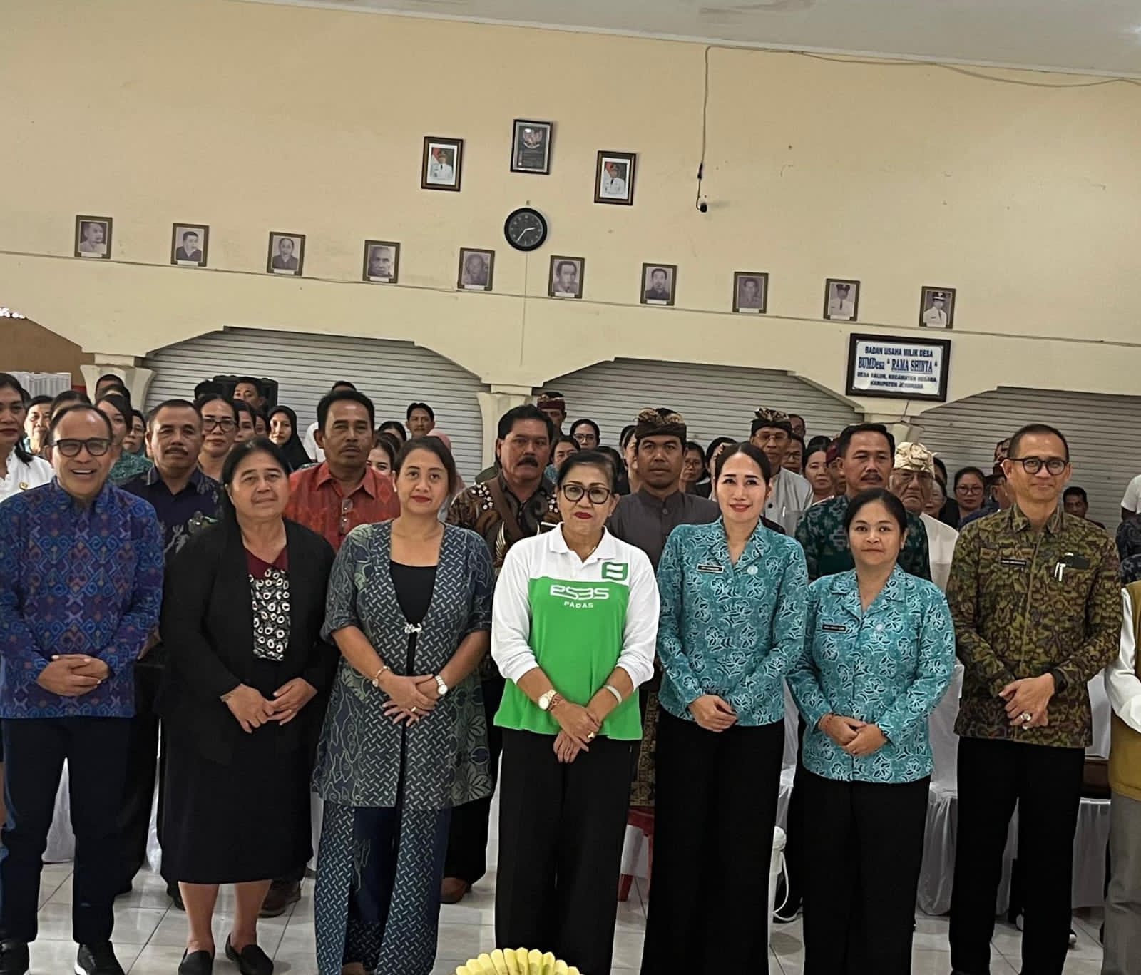 Ketua TP PKK Kabupaten Jembrana, drg. Ani Setiawarini dan Ketua Tim Penggerak PKK Provinsi Bali Ny. Putri Suastini Koster.