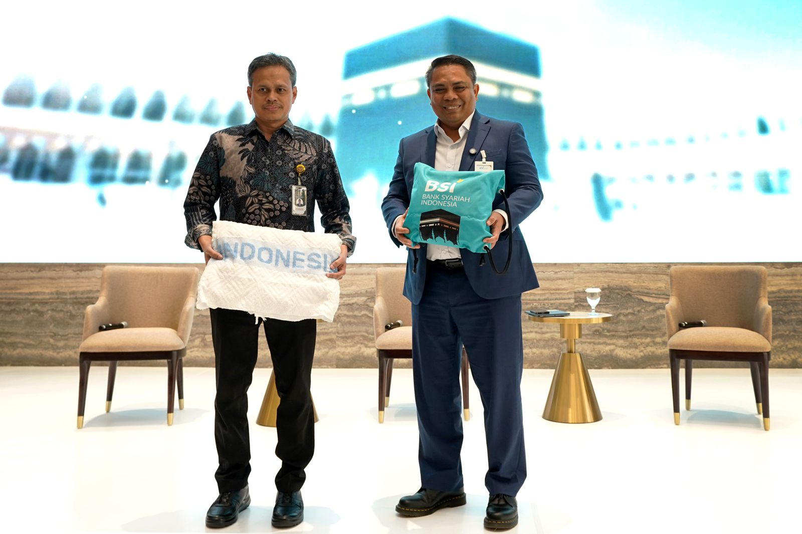 Kepala Biro Humas Kementerian Haji dan Umrah RI Hasan Afandi (kiri) dan Direktur Sales & Distribution BSI Anton Sukarna di BSI Tower Jakarta (28/11).