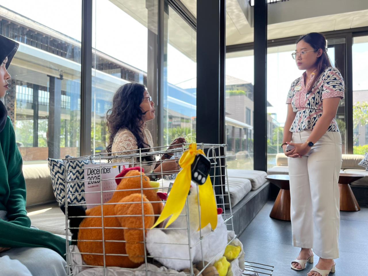 PERINGATAN KERAS: Manajemen Radisson Blu Resort Uluwatu, Bali diberi kandang ayam simbolis oleh aktivis.