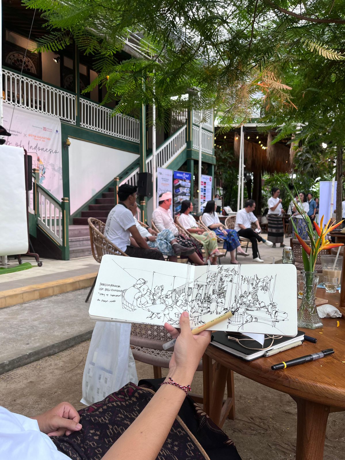 URBAN SKETCHER - Seniman sketsa merekam seremoni pembukaan pameran Story of Indonesia di Masa-Masa Resto di Ketewel, Sukawati, Gianyar, pada Senin (22/11).