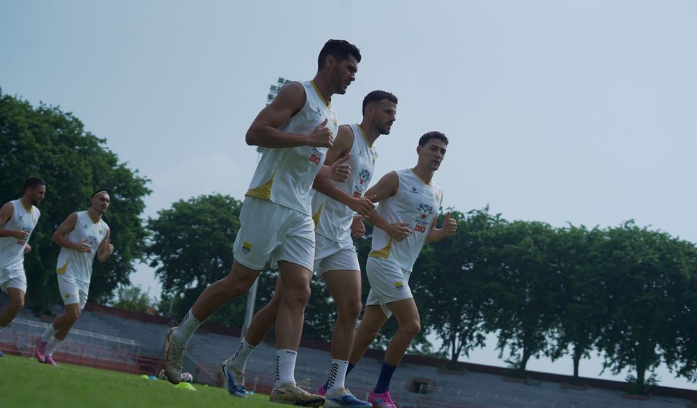 JAGA FOKUS - Federico Barba, Patricio Matricardi, dan Julio Cesar saat latihan di Stadion Tambaksari Surabaya. Klok dan kawan-kawan akan bertemu Madura United  di kompetisi domestik.