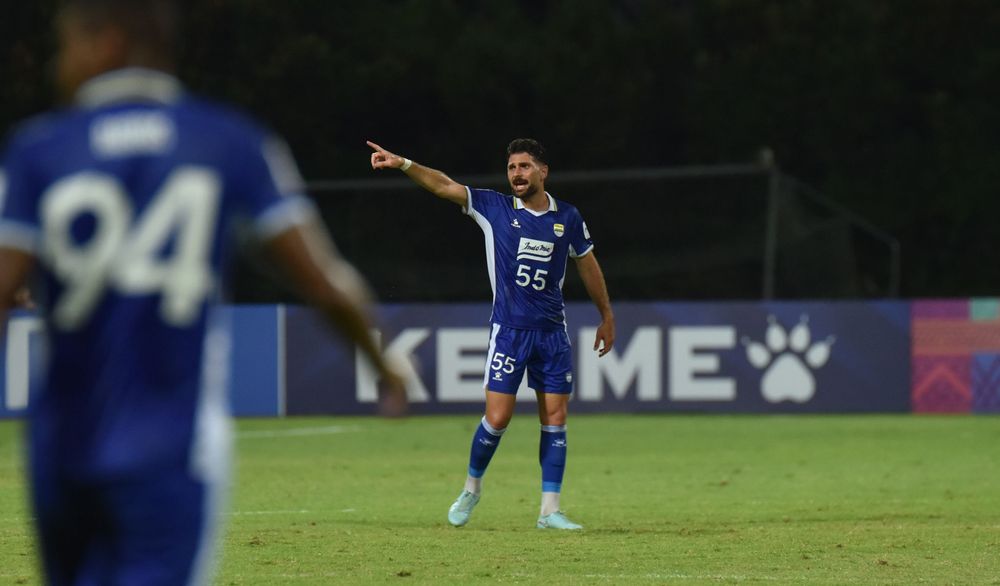 TEMPEL PERSIJA - Bek Persib Frans Putros saat melawan LCS. Persib berupaya mengejar kekurangan 1 poin dari Persija yang menempati peringkat dua klasemen Super League.