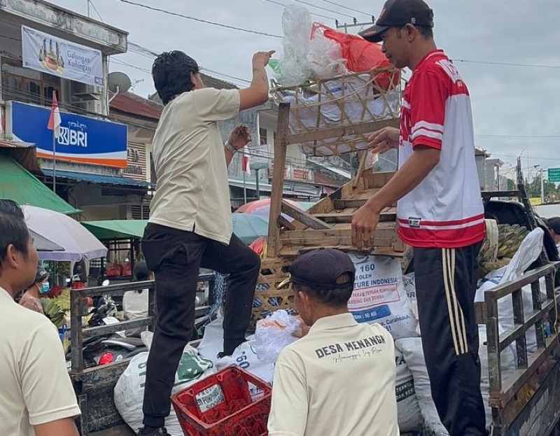 KERJA BAKTI : Gotong royong membersihkan bekas kebakaran Pasar Menanga, Karangasem. (istimewa)