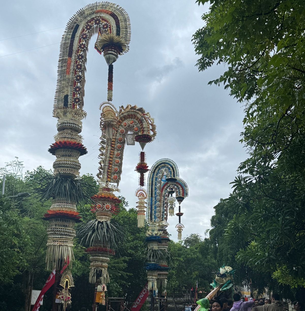 INDAN DAN MEGAH: Karya Penjor STT dalam Festival Kuningan di Serangan Denpasar Selatan