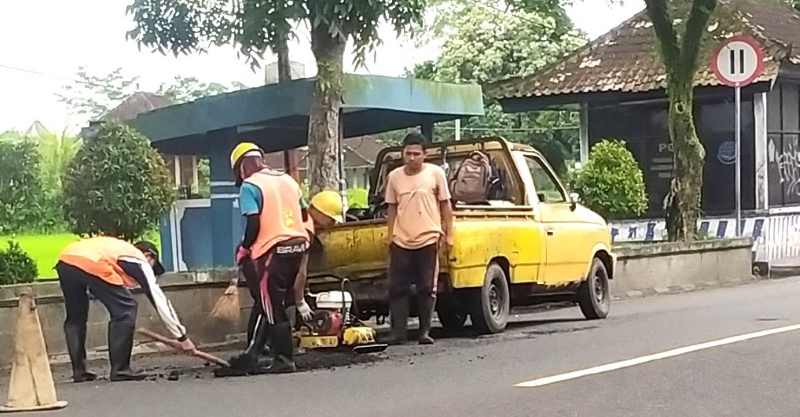 KEBUT PERBAIKAN : Perbaikan Jalan Berlubang jelang libur Nataru di Jembrana. (M.Basir/Radar Bali)