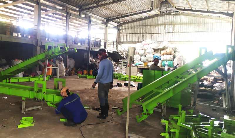 DIHARAP MAMPU MENUNTASKAN: Peralatan untuk mengolah sampah menjadi Refuse Derived Fuel (RDF)tiba di Jembrana. (M.Basir/Radar Bali)
