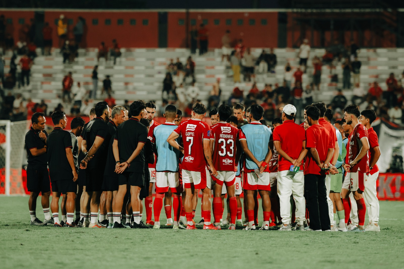 PERLU EVALUASI - Pemain Bali United menjelang pertandingan melawan Persis Solo di Stadion Wayan Dipta, Gianyar.