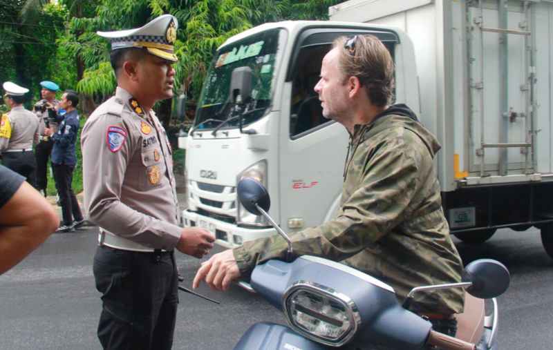 MEMBANDEL : Ada saja selalu terlihat di jalan raya Kota Denpasar, bule yang naik motor tanpa mengenakan helm. Seperti terciduk saat Operasi Zebra Agung . (Adrian Suwanto/Radar Bali)