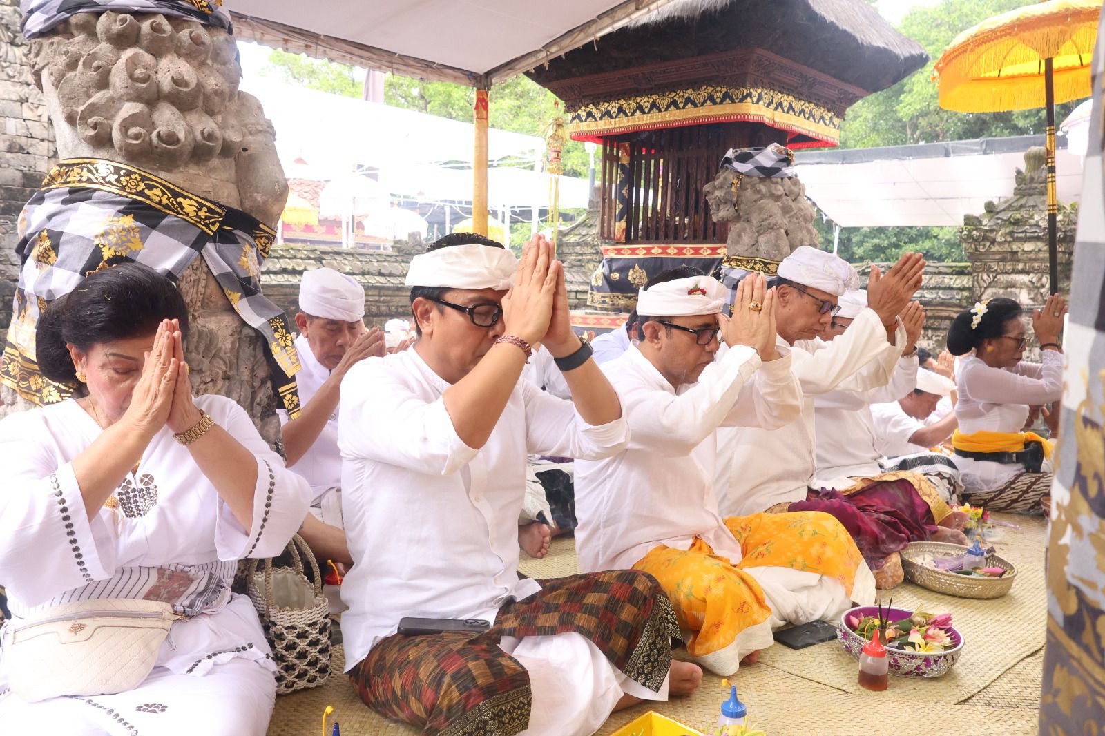 Wali Kota Jaya Negara, Wawali Arya Wibawa dan Sekda Ida Bagus Alit Wiradana saat menghadiri persembahyangan serangkaian Pujawali Pura Sakenan, Sabtu (29/11/2025).