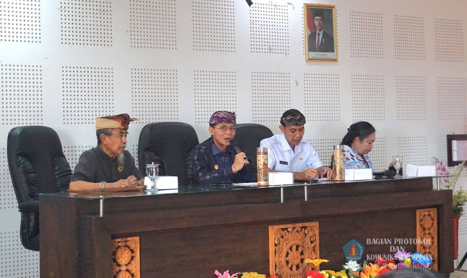 Bupati Made Satria didampingi Wabup Tjok Surya saat menghadiri rapat di gedung BPKPD Klungkung, Kamis (27/11/2025).