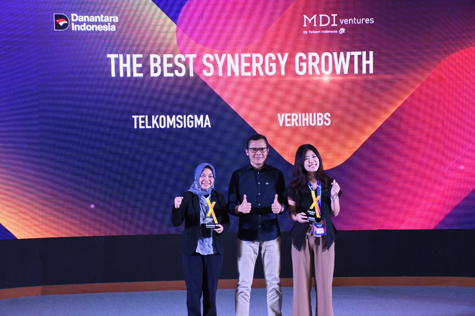 Direktur MDI Ventures Roby Roediyanto saat memberikan penghargaan kepada pemenang kategori &ldquo;The Best Synergy Growth&rdquo; pada acara Synergy Innovation Week 2025 di Bandung pada Kamis (27/11/2025)