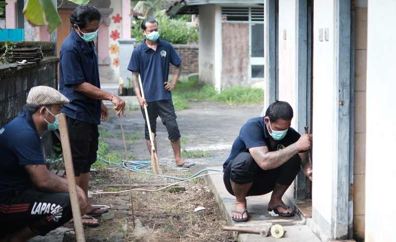 KERJA SOSIAL : Sejumlah warga binaan Lapas Kelas IIB yang melakukan perbaikan pada toilet sekolah TK Kumara Jaya, Desa Belumbang, Kerambitan Tabanan yang rusak. (juliadi/radar bali)