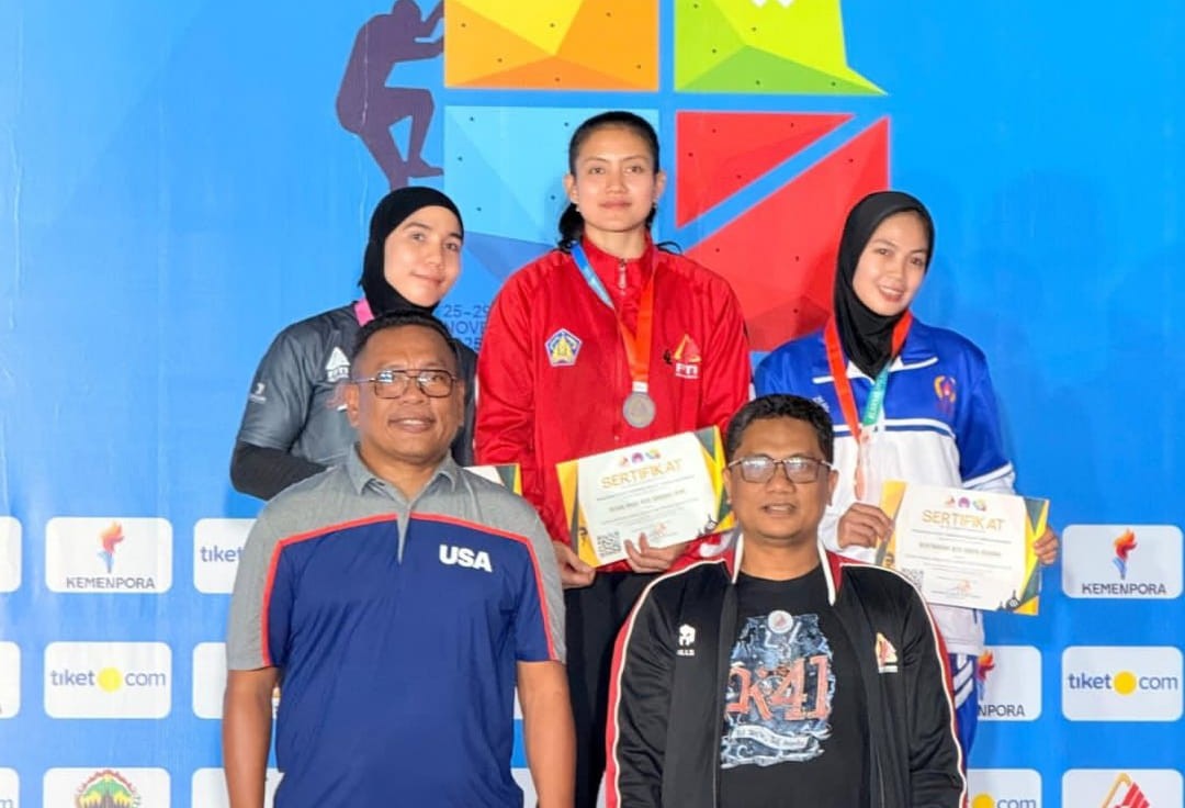 SATU-SATUNYA MEDALI:  Desak Rita (merah) di atas podium juara di Kejurnas Semarang