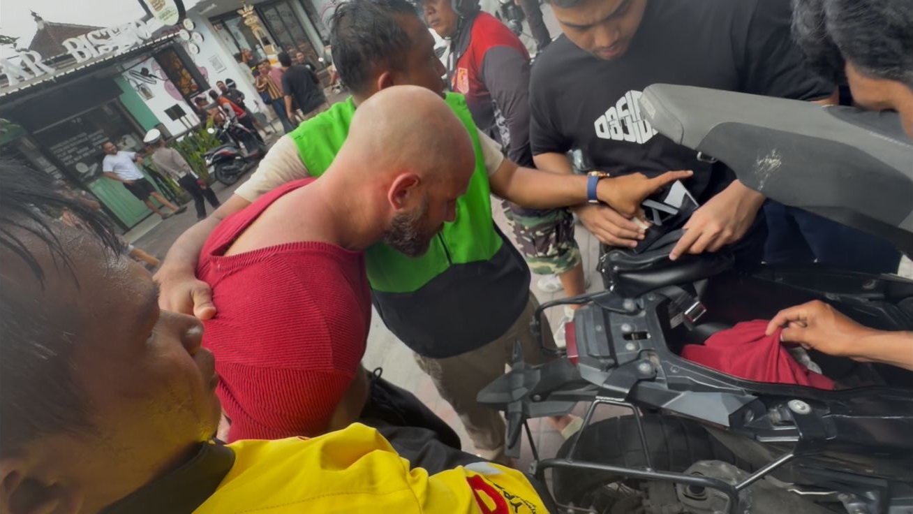 JUALAN NARKOBA: Stirer Quentin Antoine Albert alias Curtis, 35, diamankan Polisi di parkiran Zai Cafe, Jalan Pantai Batu Bolong, Jumat (28/11/2025).