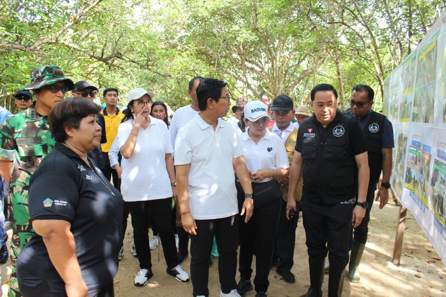 Bupati Badung  Adi Arnawa dan Koordinator FPMB Nyoman Sweet dan unsur lainnya saat acara penanaman bibit Mangrove di pantai Benoa