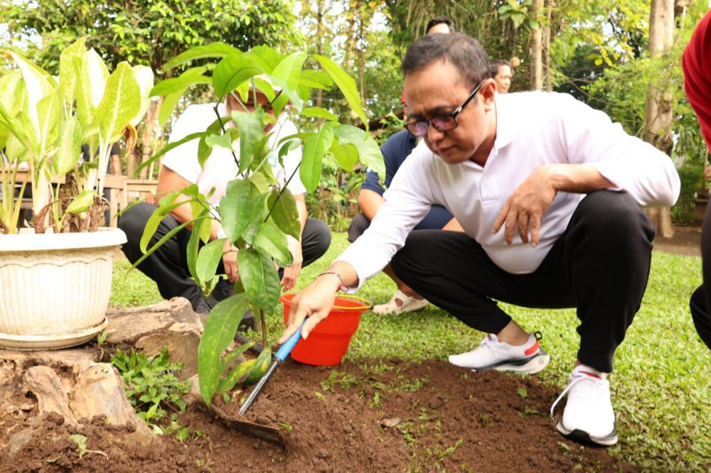 HIJAU: Wali Kota Denpasar IGN Jaya Negara saat tanam pohon, 30 November 2025.
