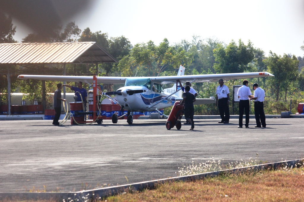 BANDARA PERINTIS: Aktivitas di Airstrip Letkol Wisnu di Kecamatan Gerokgak Buleleng yang diproyeksi jadi pusat bisnis dirgantara.