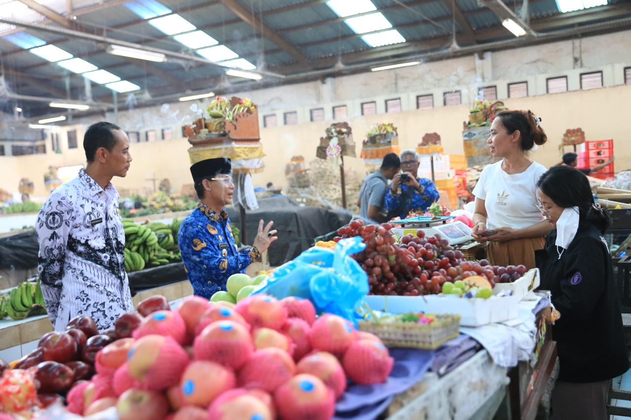 Bupati Klungkung I Made Satria bersama Wabup Tjokorda Gde Surya Putra saat mengunjungi Pasar Umum Galiran, Kabupaten Klungkung, Senin (1/12).