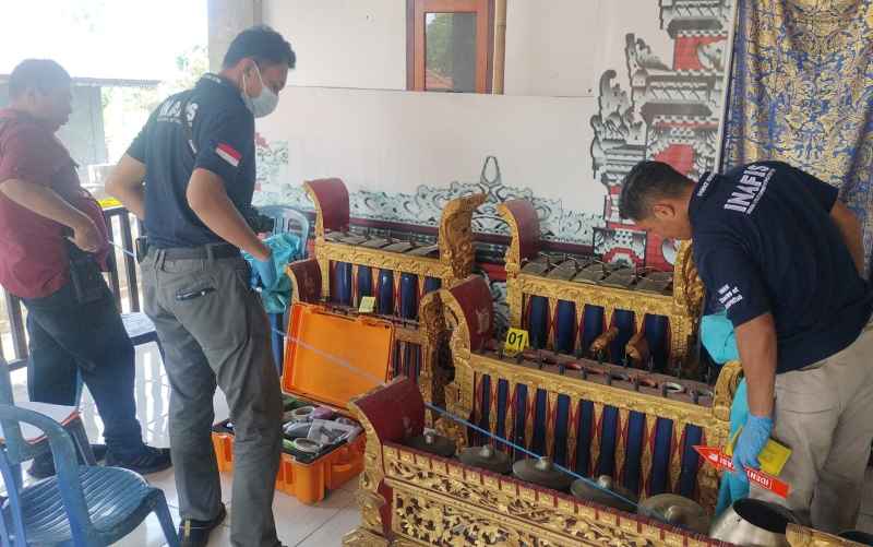 MASIH DIDALAMI: Polisi saat melakukan olah TKP di lokasi kejadian. Diketahui sudah ada tiga orang saksi yang diperiksa.( Foto: Polres Buleleng untuk Radar Bali)