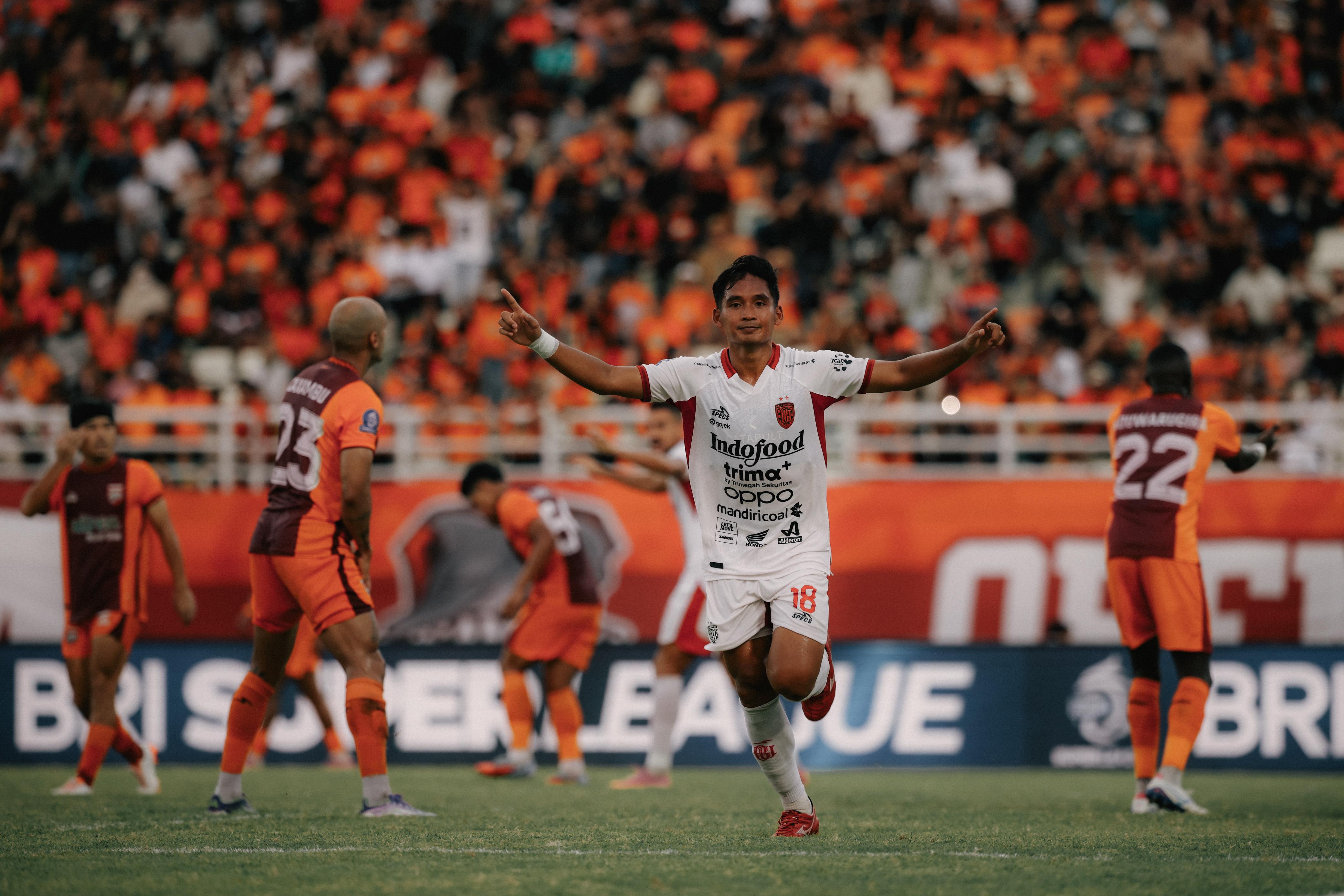 PATAHKAN REKOR - Kadek Agung merayakan gol ke gawang Nadeo Argawinata dalam laga Borneo FC vs Bali United di Stadion Segiri, Samarinda.