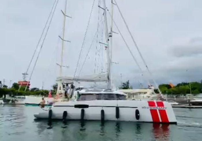 TAHAN OMBAK: Kapal jenis yacht Hypergamy milik pesohor Inggris saat baru merapat di pelabuhan Benoa Marina, Minggu siang 30 November 2025.