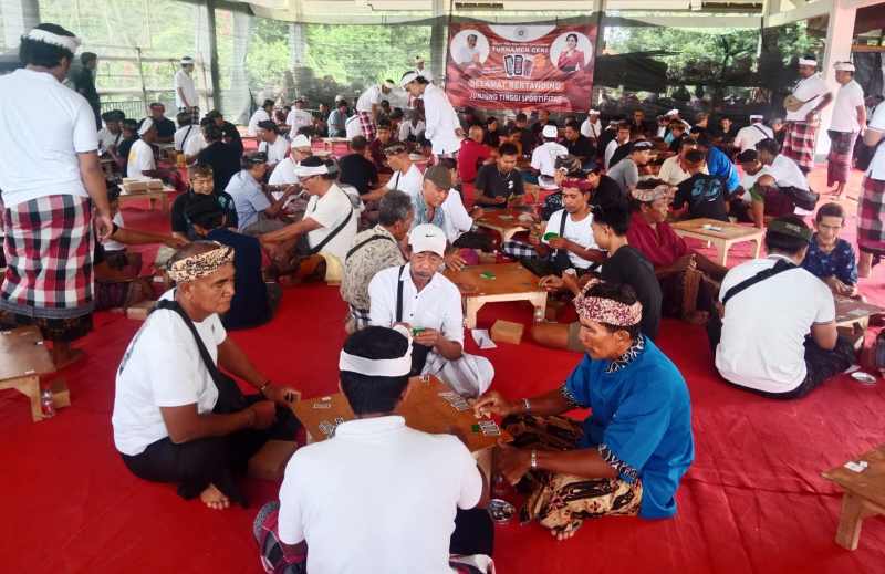 RAMAI PESERTA LOMBA: Ratusan peserta bermain meceki di wantilan Pura Dalem Samplangan. (istimewa)