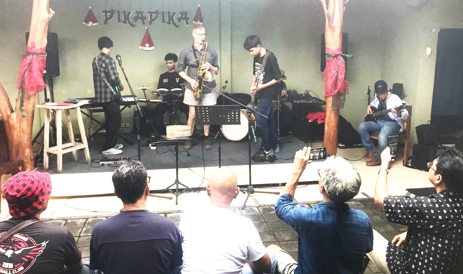 NGEJAM SESSION : Pemain saksofon asal Australia, Philip, ikut ngejam session dengan band Rusty Chain Plus, di panggung Bali Blues Community. (Miftahuddin/Radar Bali)