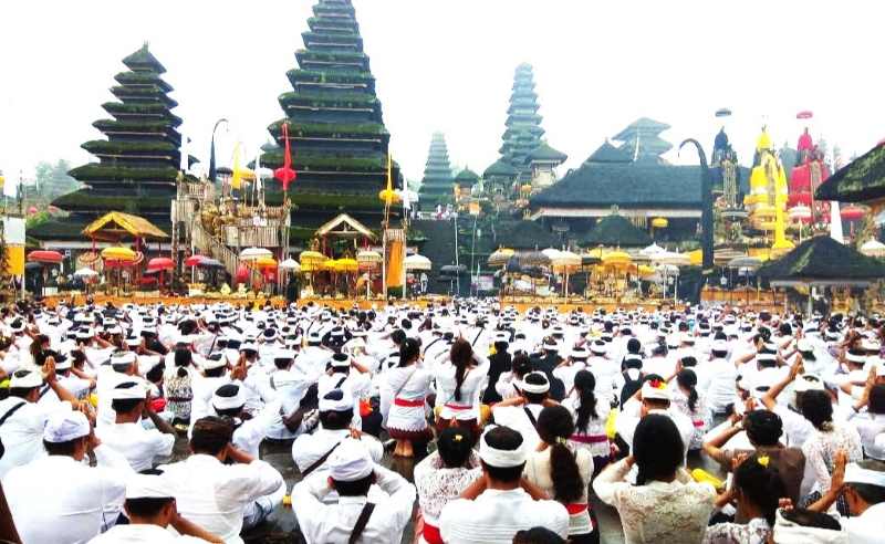 ilustrasi persembahyangan  di Pura Besakih. (dok. Radar Bali)