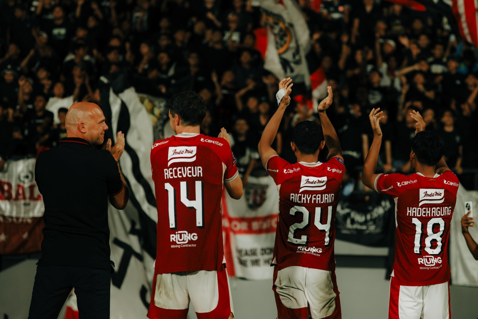 MENANG CERDIK - Johnny Jansen dan para pemain Bali United merayakan kemenangan tandang melawan Borneo FC.