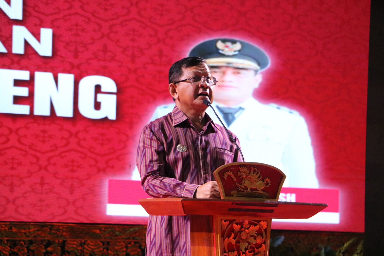 Bupati Buleleng I Nyoman Sutjidra saat Peringatan Hakordia 2025 di Gedung Kesenian Gde Manik Singaraja, Senin (1/12/2025).