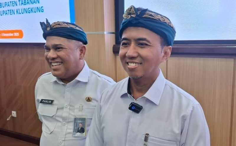 SAMPAIKAN ANALISIS: Direktur Visa dan Dokumen Perjalanan, Direktorat Jenderal Imigrasi, Eko Budianto (kanan) dan Parlindungan selaku Kakanwil Imigrasi Bali.( Foto Marsellus Pampur)