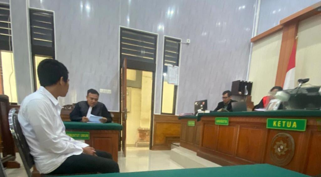 PANJANG TANGAN: Gading Marsh Yosua Loit, dituntut 2,5 tahun penjara dalam sidang di Pengadilan Negeri (PN) Denpasar, Selasa (2/12).
