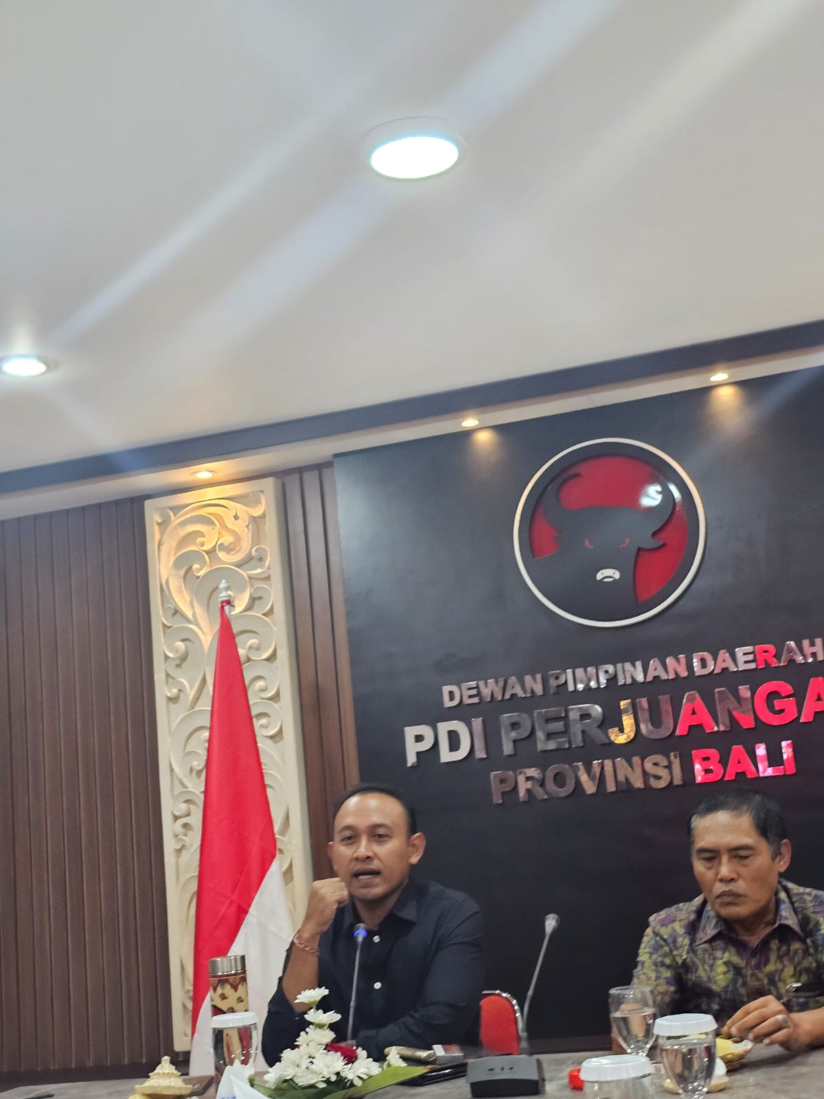 Media Officer Soekarno Cup 2 Putu Eka Nurcahyadi (kiri) didampingi Made Rai Warsa beri keterangan kepada awak media kemarin (1/12). (Novi Febriani/Radar Bali)