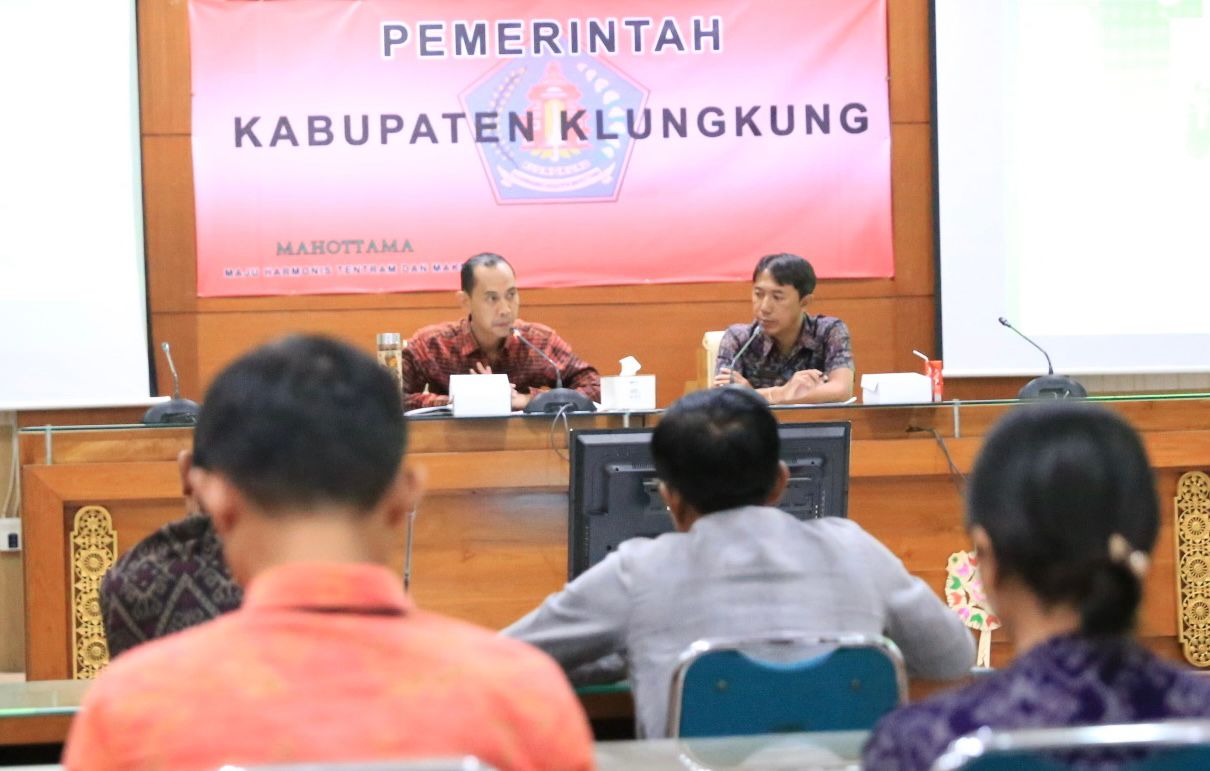 Wabup Klungkung Tjokorda Gde Surya putra (kiri) di Ruang Rapat Praja Mandala, Kantor Bupati Klungkung, Selasa (2/12/2025).